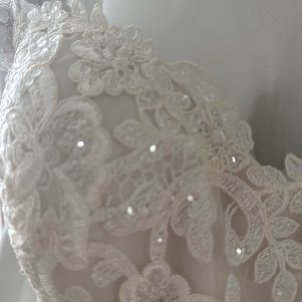 Elegant White Lace Wedding Dress - Picture 4 of 15